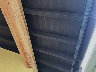 軒裏天井の塗膜の状態確認