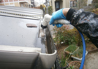 水で洗い流す