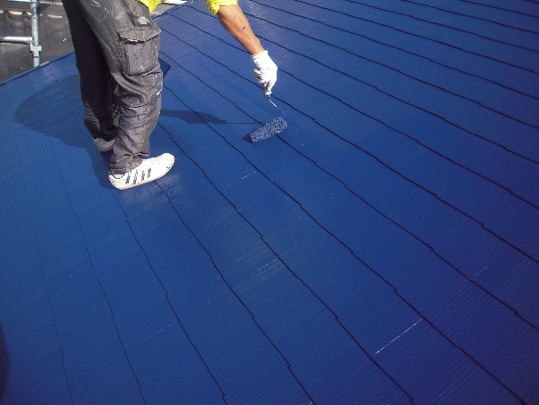 屋根の2回目の上塗り施工中の画像（屋根の色は青です）